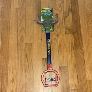 🚨Robotic Claw Toy with Blue and Red Handle